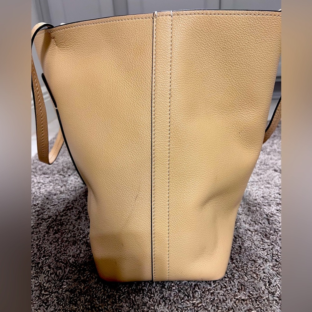 Tory Burch Large Beige Tote. Excellent Condition and comes with duster. - Picture 3 of 5